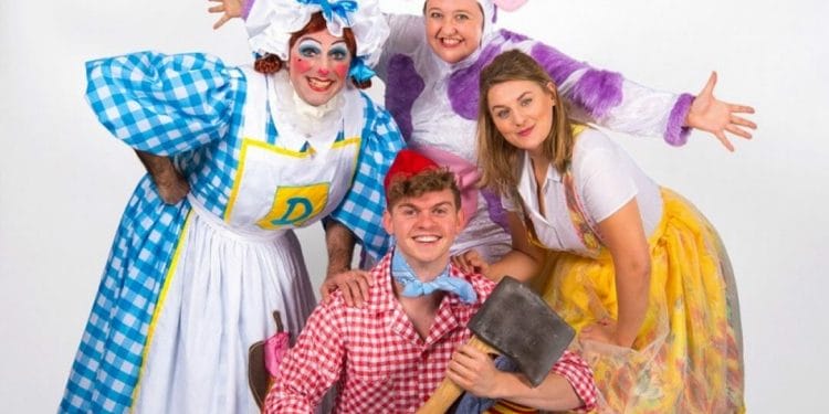 Jack and the Beanstalk Queens Theatre Hornchurch c Mark Sepple