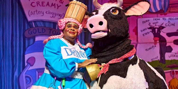 Clive Rowe and Daisy the Cow c Manuel Harlan